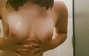 Eliza White: Leker i duschen
