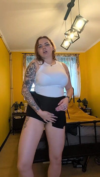 Titta på när bystig styvmamma striptease och rör vid sig själv