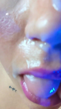 Je supplie que tu éjacules sur mon joli visage