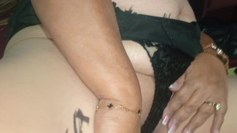 Sofixxx: Mano nella figa della nonna miLF ricca di squirting