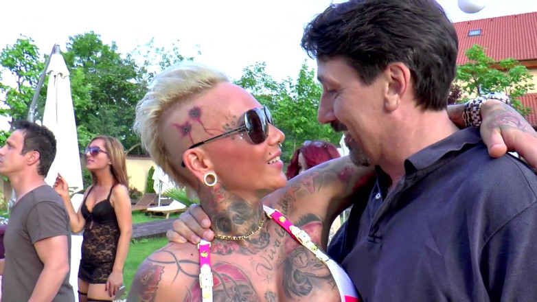Erotic Planet X: Titus Pool Party 2 - Vagabundas molhadas são fodidas com força na...