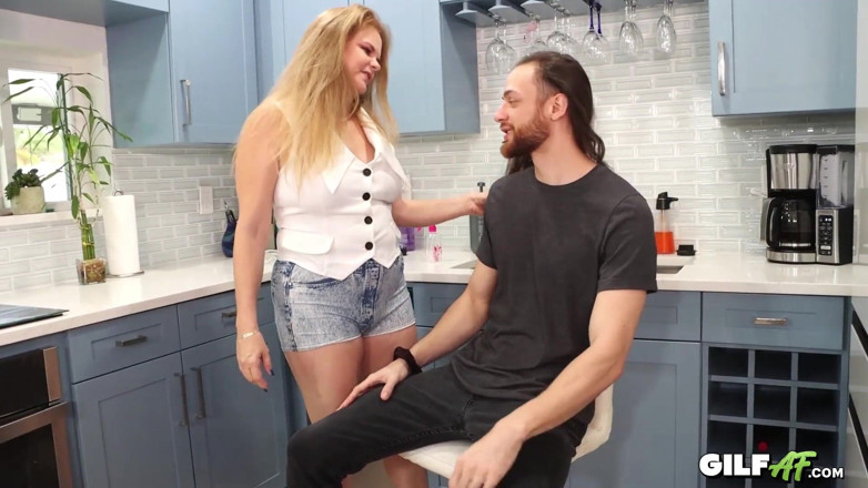 Gilf AF: Sedução de camiseta molhada: lenda pornô Micky Lynn