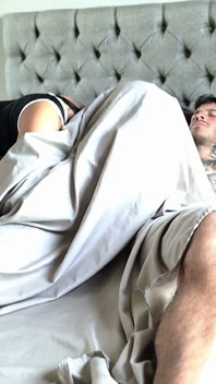 Meine stiefmutter weckt mich mit einem intensiven blowjob auf und ich ficke sie hart