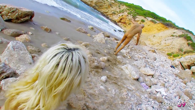 Full porn collection: Blonďatá teenagerka Angell je ošukaná cizincem na pláži do zadku