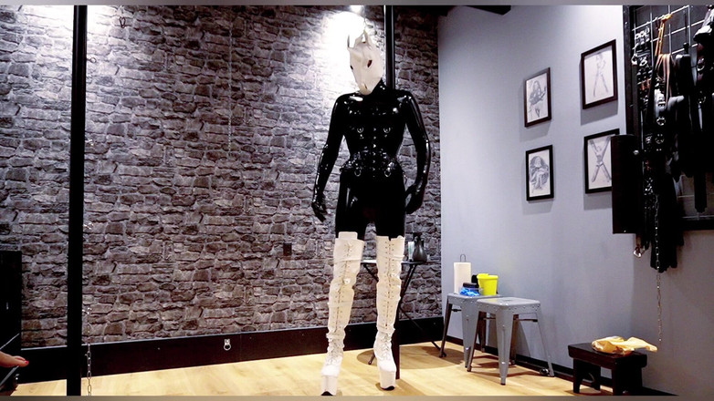 Hooded June: 小马支配性爱娃娃