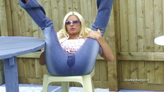 One Man Banned: Michelle Thorne kencing dalam seluar jeans denimnya