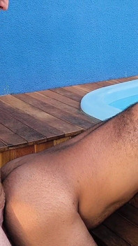 Carmona, su amiga de RJ en la piscina