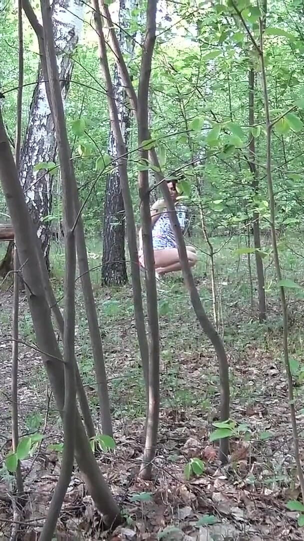 KristinaSlut: 숲에서 내 보지를 깜박임