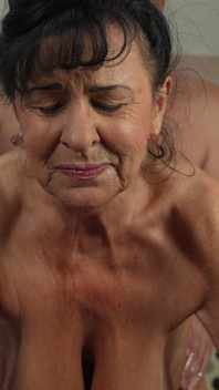 Filme caseiro com chuva de esperma quente nos meus mega peitos flácidos