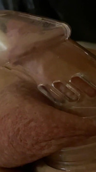 Milf brinca com pau em castidade plástica