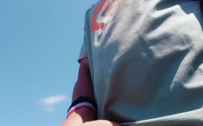 Sexi boy skinny nice: Sexy man op het strand een beetje opruimen