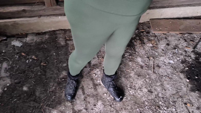 Bouncy Tits Action: Goală în ciorapi în timp ce ninge