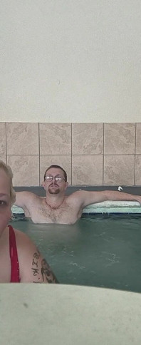BBW-prinzessin lutscht seinen schwanz mit ihrem frechen stiefvater unter wasser