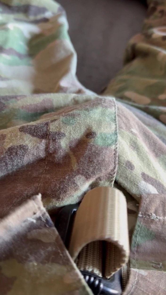 Gay Soldier Stuff: Армейский солдат выстреливает хорошую порцию спермы в штанах Jockstrap и Ocp