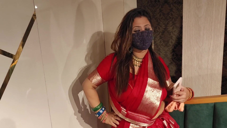 IndianMyra07: Indische stiefmutter erwischte ihren stiefsohn beim wichsen mit ihrem höschen...