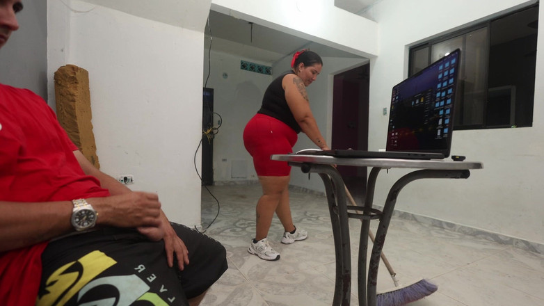 Lexly_16: Wyciągam mojego szefa z mleka, aby uratować jego pracę