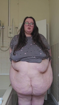 SSBBW Svlékání v koupelně zkoumání tlustého těla
