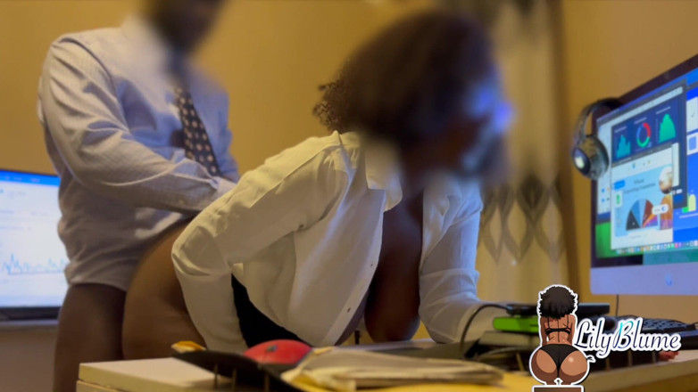 Afrocummy: मैं हमेशा से अपने सुपरवाइजर को चोदना चाहता था और उसे मुझे ऑफिस में चोदने देना चाहता था