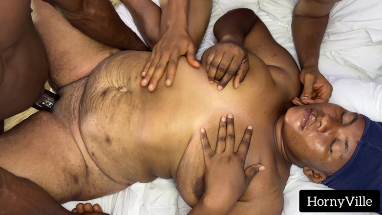 HornyVille: Gordas sendo compartilhadas e fodidas por dois irmãos com tesão
