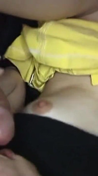 Mager brunett sträckt vid i intensiv grupp fisting session