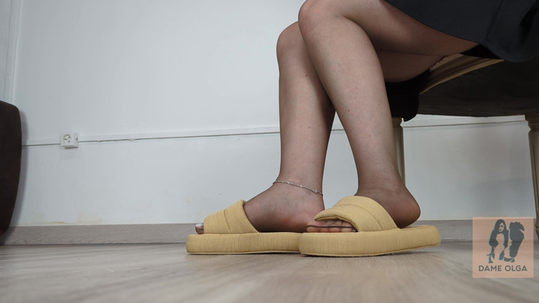 Dame Olga: Cewek sange ini lagi asik mainin sepatunya pakai sandal dan...
