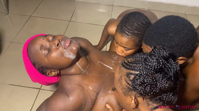 African Beauties: Spanacul primește fericit scuipat și pișat de la prietenii ei
