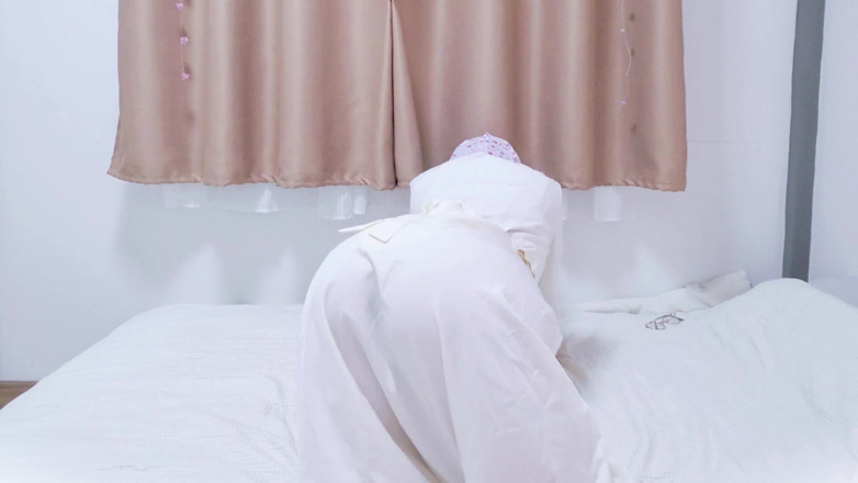 LittleMuslim: 一个戴头巾的马来西亚女孩戏弄白人阿巴亚炫耀她的屁股