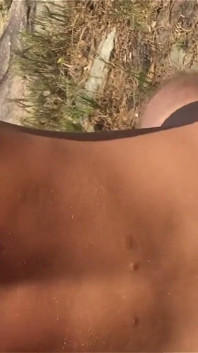 Macho se folla a su hijo en la playa