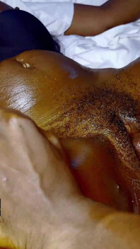 Elle est venue pour un massage torride et a vu ma grosse bite, maintenant elle veut une fin heureuse