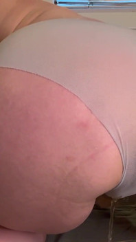 Chatte charnue écartée, pipi et pet, dirty talk, coaching masturbatoire, culotte sexy