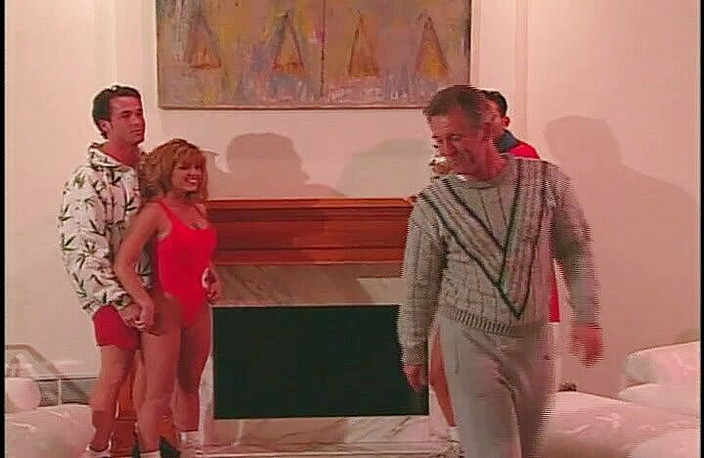 Perfect Porno: Due giovani bagnine che fanno sesso di gruppo a casa