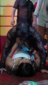 Desi Bihari Chapri Živá nahá taneční show se sexy holkou Sudipa & Alisha a všemi thirki chlapci (celý film)