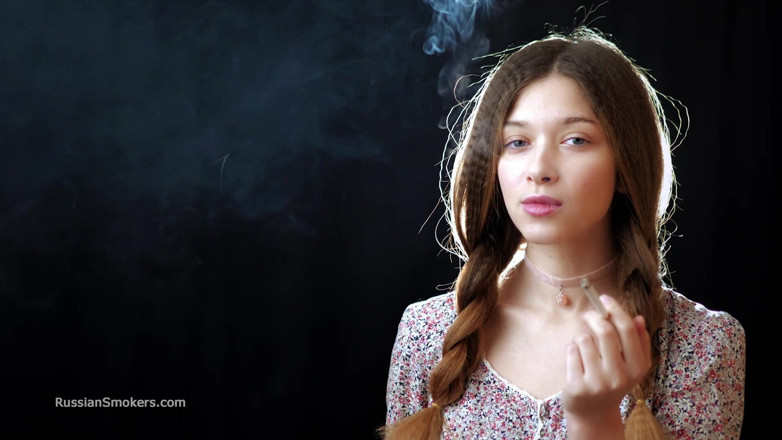 Russian Smokers: Сексуальная Русская Девушка Курит Сигарету Медленное Соблазнение