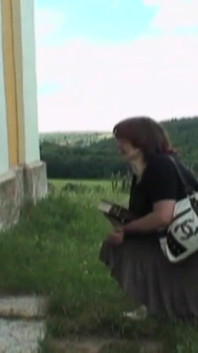 おばあさんは男の子が自慰行為をしているのを発見します