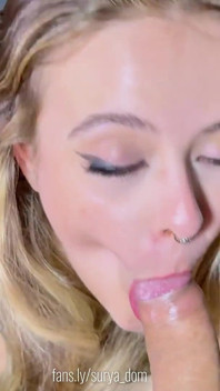 Ma demi-sœur blonde m’a taille une pipe baveuse avant de me coucher