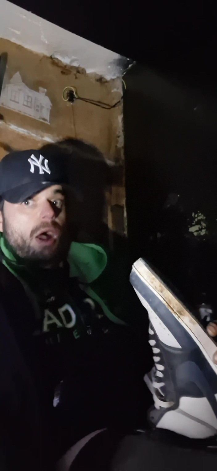 jerkofflover: ナイキの靴で見せるメガアメイジのオーガズム