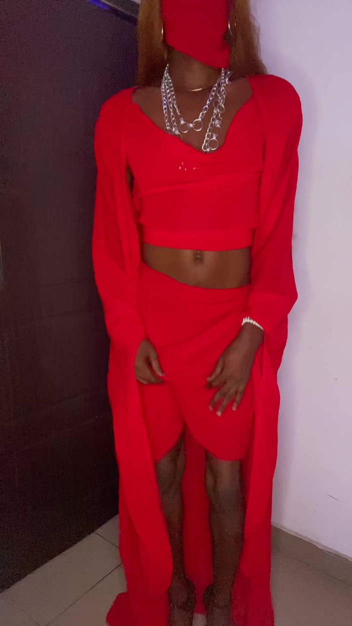 Cilia Hung: The Lady in Red กับแครอท