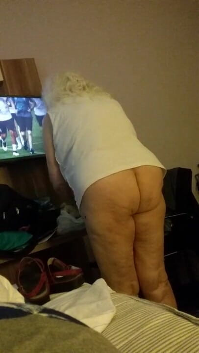 BBW nurse Vicki adventures with friends: Gadis seksi belanda lagi asik nyepong kontol sambil bugil
