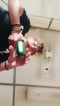 En stilig ung man öppnar sin röv i ett lager