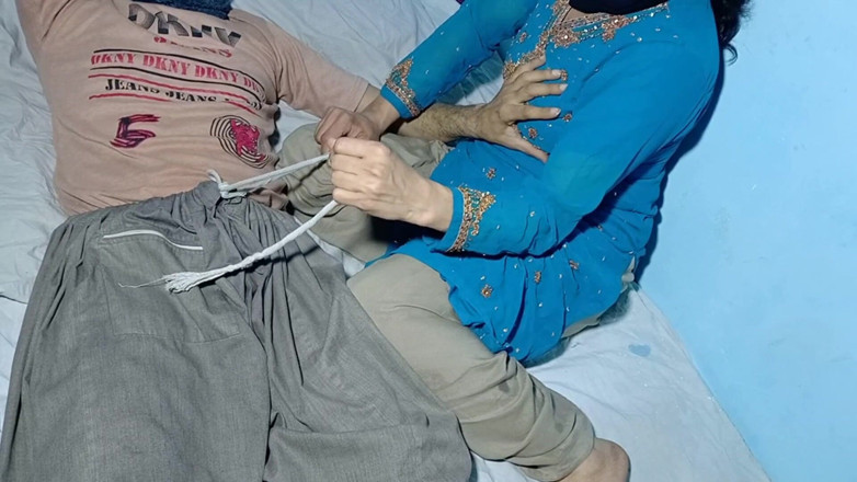 Netu: Adik tiri india dengan pantat bahenol lagi asik ngocok kontol...