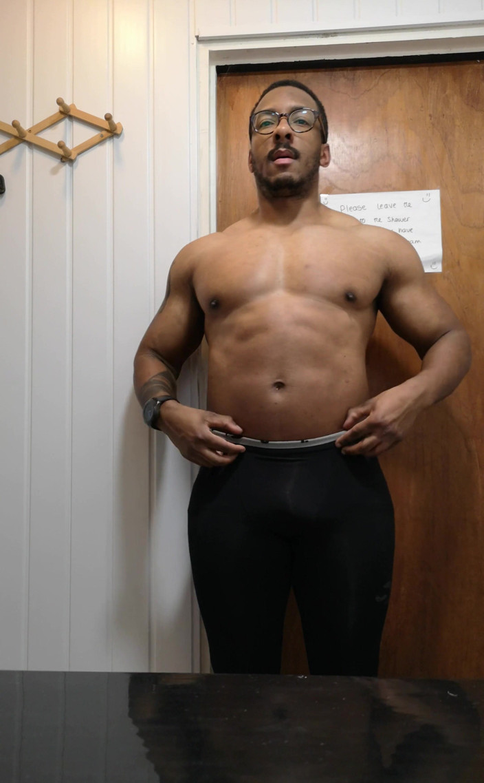 Amadeus: Gerade beendete die zeit im fitnessstudio für eine dusche und...