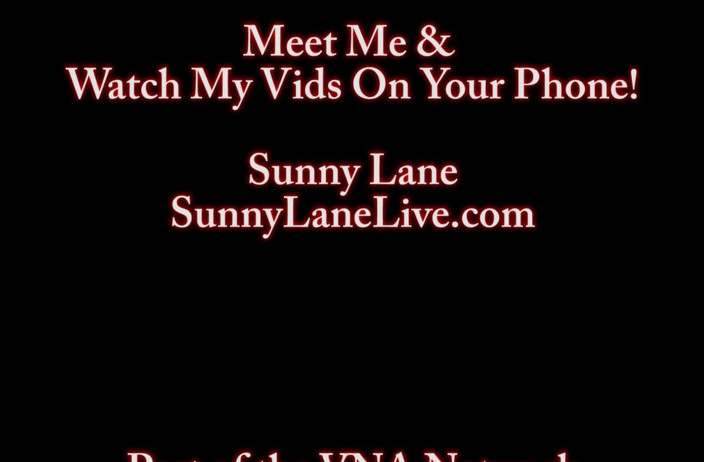 Sunny Lane: La ragazza della porta accanto sunny lane gioca in natura!