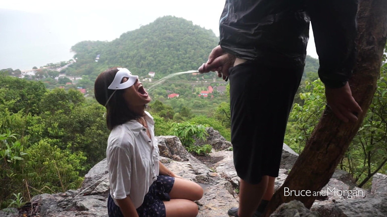 Bruce-and-Morgan: Pemakan kencing di tengah hujan