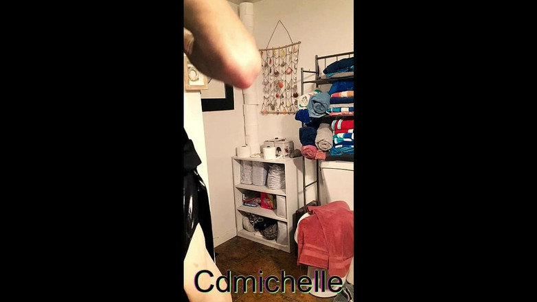 Crossdressers Cd Michelle wearing sexy lingerie: Cdmichelle farklı kıyafetler deniyor sonra mastürbasyon yaparken dildoya binmeye başlıyor