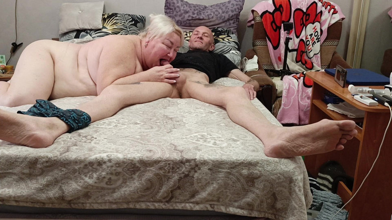 Zona901: 继母像荡妇一样吮吸鸡巴并吞下我所有的精液