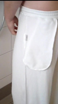 01 - meando en pantalones sudorosos blancos