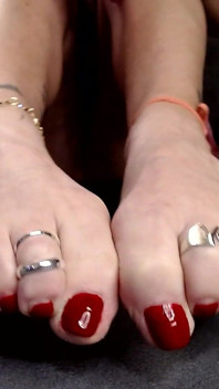 Dos anillos tobilleras rojas uñas del pie arrugadas descalzas