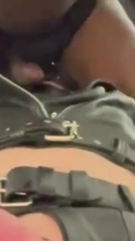 Jeu Interracial Entre Une Bite Et Des Couilles En Cuir