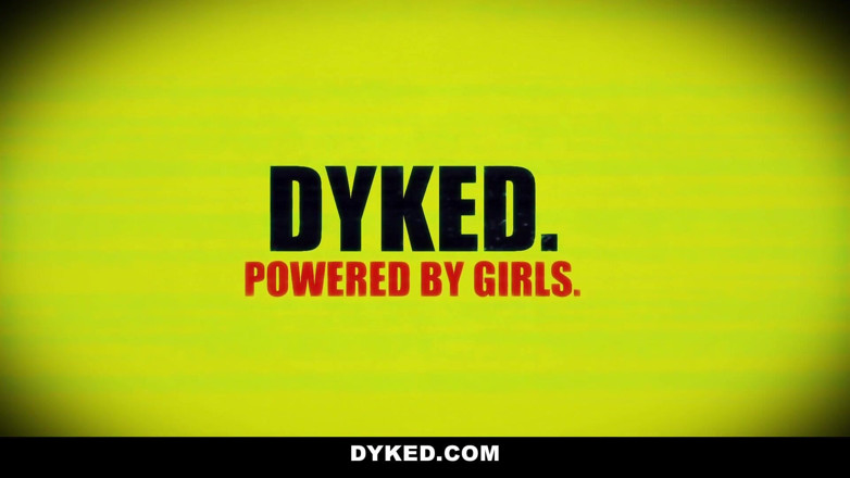 Dyked: Güzel lezbiyen orta yaşlı seksi kadın ateşli bir gençle makasla...