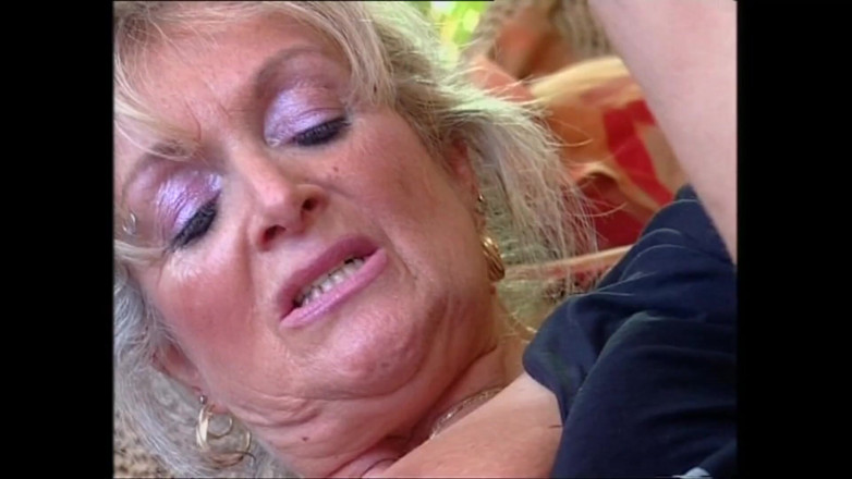 Family X: Mătușa Elvira mă suge și mă suge 02